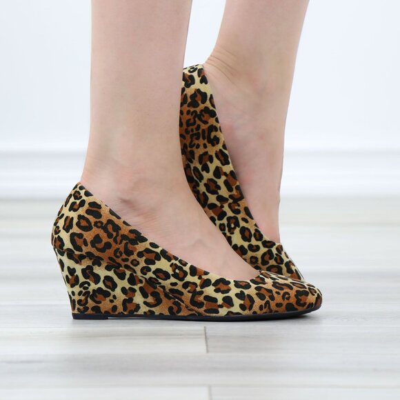 Rockabilly Faux Suede Leopard Round Toe Wedge Low Heel - Picture 3 of 11